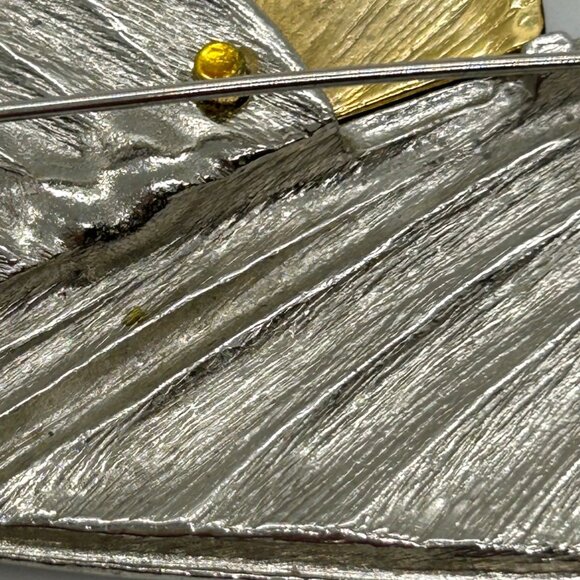 Vintage Art Deco-Inspired Flapper Brooch Silver-Toned Texture Gold-tone Profile - Picture 10 of 16